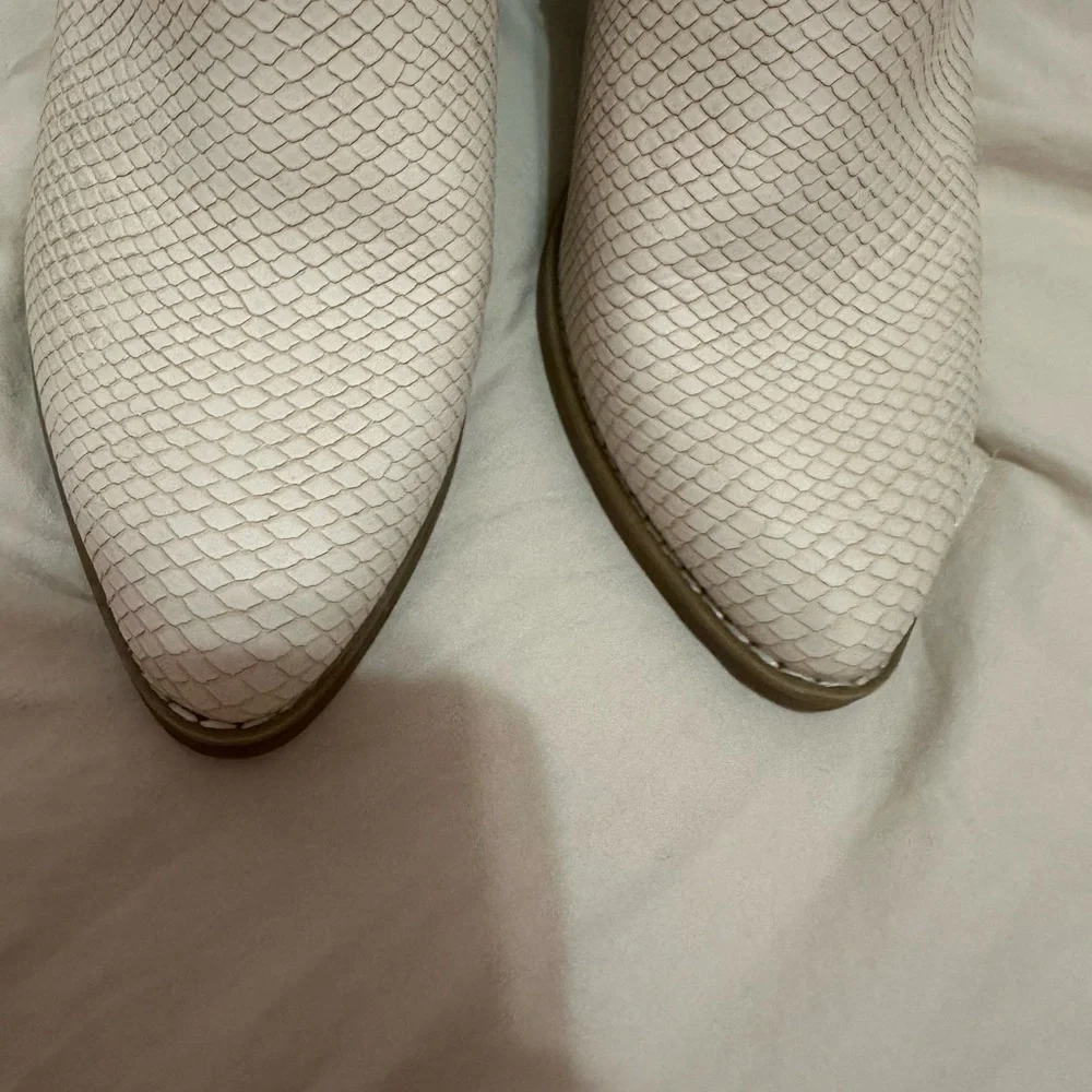 Universal Thread Target White Snakeskin Ankle Boots Tan Bottom Zipper Size 8.5 - Picture 4 of 8
